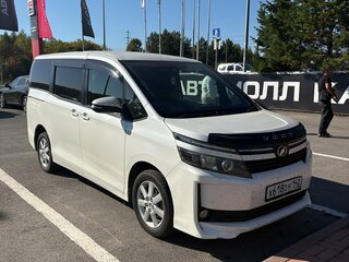 2014 Toyota Voxy III (R80), белый, 1699000 рублей, вид 4