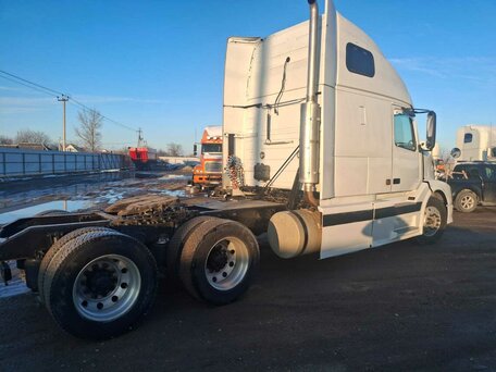 2004 Volvo VNL, белый, 1750000 рублей, вид 4