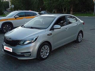 2016 Kia Rio III Рестайлинг, серебристый, 750000 рублей, вид 2