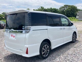 2021 Toyota Voxy III (R80) Рестайлинг, белый, 1975000 рублей, вид 5