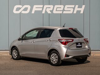 2017 Toyota Vitz III (XP130) Рестайлинг 2, серый, 925000 рублей, вид 2