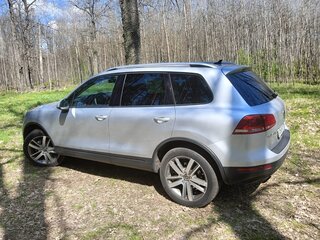 2013 Volkswagen Touareg II, серебристый, 1350000 рублей, вид 4