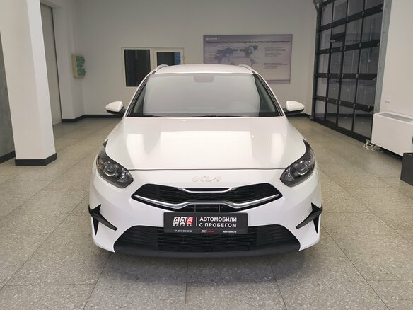 2021 Kia Ceed III Рестайлинг, белый, 1850000 рублей - вид 1