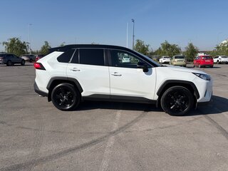 2021 Toyota RAV4 V (XA50), белый, 3650000 рублей, вид 4