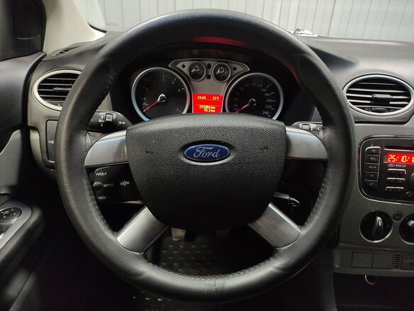 2010 Ford Focus II Рестайлинг, серебристый, 475000 рублей - вид 6
