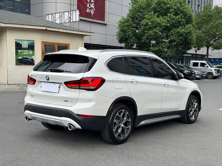2022 BMW X1 Long 20Li sDrive II (F48) Рестайлинг, белый, 1880000 рублей, вид 3