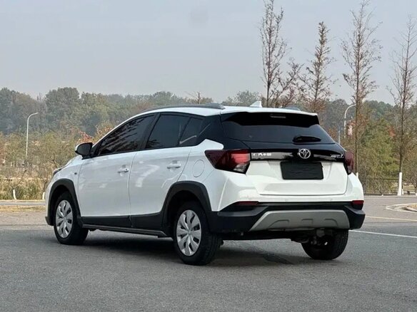 2023 Toyota Yaris L X XP150 Рестайлинг, белый, 1450000 рублей - вид 4