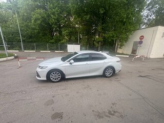 2022 Toyota Camry VIII (XV70) Рестайлинг, белый, 3100000 рублей, вид 3