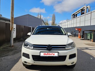 2010 Volkswagen Touareg II, белый, 1690000 рублей, вид 2
