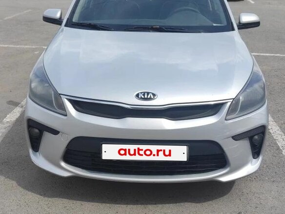 2017 Kia Rio IV, серебристый, 880000 рублей
