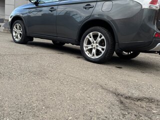 2014 Mitsubishi Outlander III Рестайлинг, серый, 1350000 рублей, вид 3