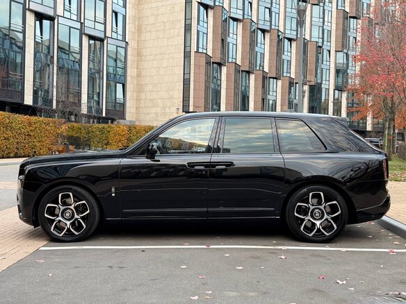 2026 Rolls-Royce Cullinan Black Badge I Рестайлинг (Series II), чёрный, 59850000 рублей - вид 1