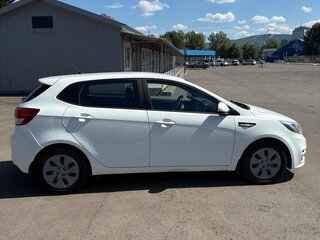2015 Kia Rio III Рестайлинг, белый, 830000 рублей, вид 4
