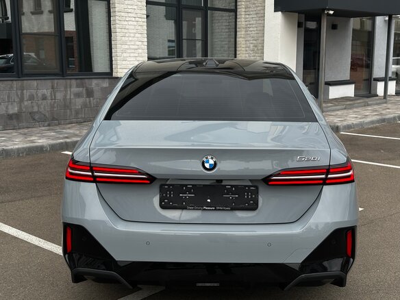 2024 BMW 5 серии 520i VIII (G60/G61/G68), серый - вид 3