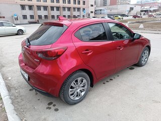 2020 Mazda 2 III (DJ) Рестайлинг, красный, 1400000 рублей, вид 4