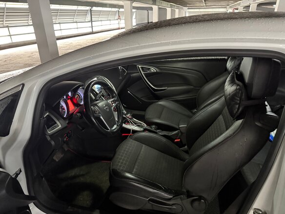 2012 Opel Astra GTC J Рестайлинг, белый, 650000 рублей - вид 4