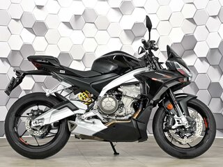 2022 Aprilia Tuono 660, чёрный, 1177000 рублей, вид 3