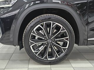 2025 Geely Monjaro (Xingyue L) I Рестайлинг 2 (China Market), чёрный, 4070000 рублей, вид 4