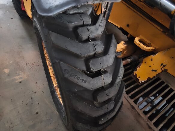 2011 John Deere 325J, жёлтый, 3800000 рублей - вид 8