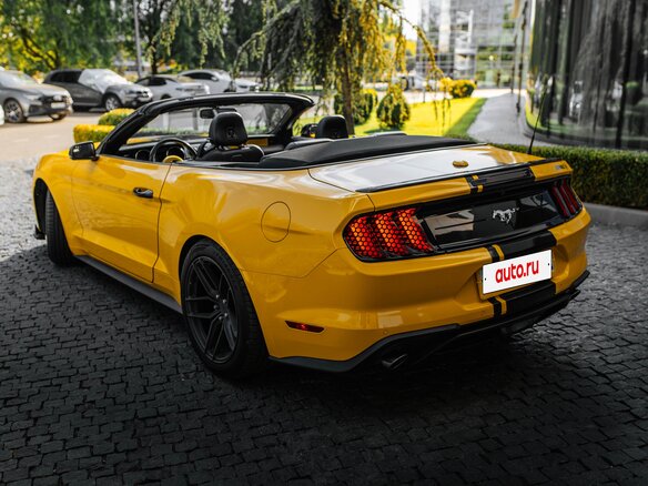 2020 Ford Mustang VI Рестайлинг, жёлтый, 3600000 рублей - вид 6