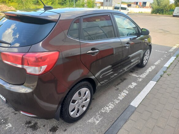 2017 Kia Rio III Рестайлинг, коричневый, 750000 рублей - вид 4