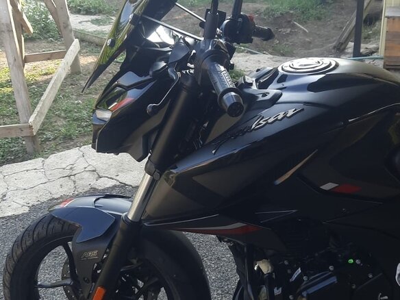 2023 Bajaj Pulsar N250, чёрный, 320000 рублей - вид 2
