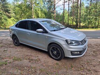 2015 Volkswagen Polo V Рестайлинг, серебристый, 490000 рублей, вид 3