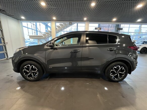 2021 Kia Sportage IV Рестайлинг, серый, 2540000 рублей - вид 5