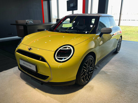 2025 Mini Hatch Cooper Electric SE IV (F65/F66/J01), жёлтый, 5590000 рублей