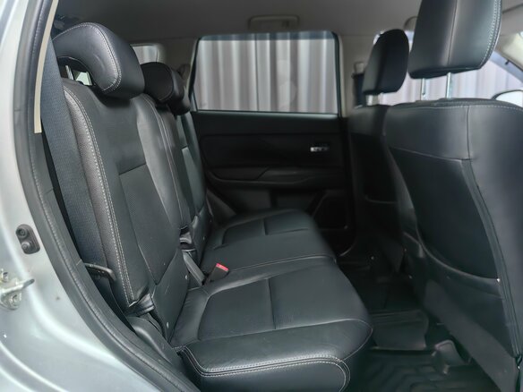 2018 Mitsubishi Outlander III Рестайлинг 2, серебристый, 1848000 рублей - вид 9