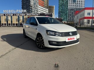 2018 Volkswagen Polo V Рестайлинг, белый, 930000 рублей, вид 1