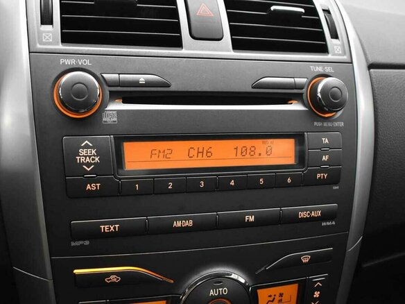 2010 Toyota Corolla X (E140, E150) Рестайлинг, серебристый - вид 6