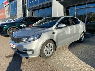 2016 Kia Rio III Рестайлинг, серебристый, 1050000 рублей, вид 1