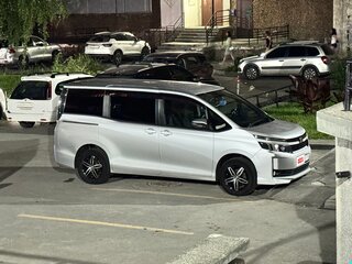 2015 Toyota Voxy III (R80), серебристый, 1875000 рублей, вид 5