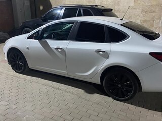 2013 Opel Astra J Рестайлинг, белый, 750000 рублей, вид 2