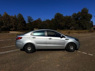 2014 Kia Rio 5-speed III, серебристый, 820000 рублей, вид 4