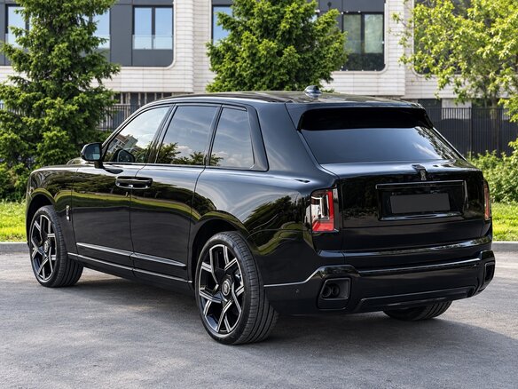 2025 Rolls-Royce Cullinan Black Badge I Рестайлинг (Series II), чёрный, 67000000 рублей - вид 2