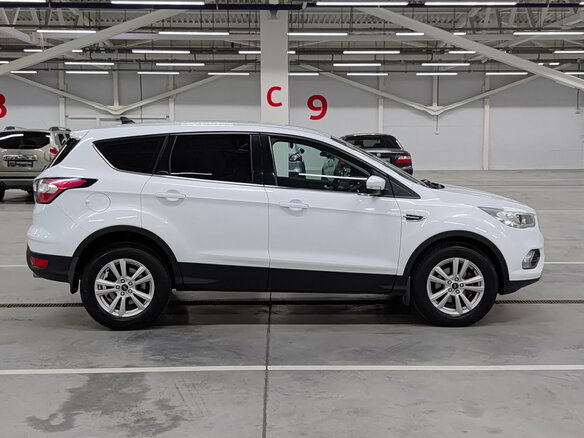 2018 Ford Kuga II Рестайлинг, белый, 1670000 рублей - вид 3