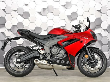 2025 Triumph Daytona 660, красный, 917000 рублей, вид 3
