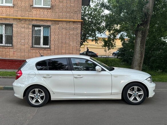2010 BMW 1 серии 118i I (E81/E82/E87/E88) Рестайлинг, белый - вид 4