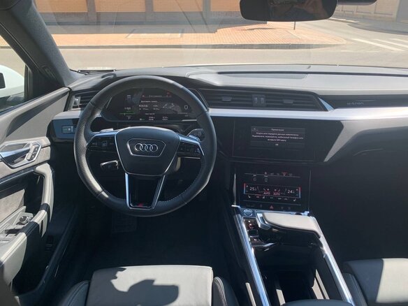 2020 Audi e-tron 55 I, белый, 7500000 рублей - вид 5