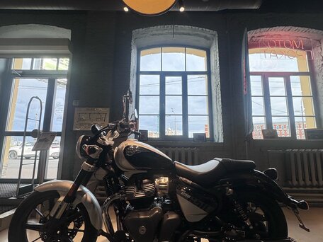 2026 Royal Enfield Super Meteor, серебристый, 773000 рублей, вид 5