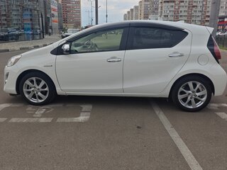 2017 Toyota Aqua I Рестайлинг, белый, 1000000 рублей, вид 4