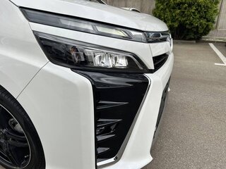 2021 Toyota Voxy III (R80) Рестайлинг, белый, 2530000 рублей, вид 3