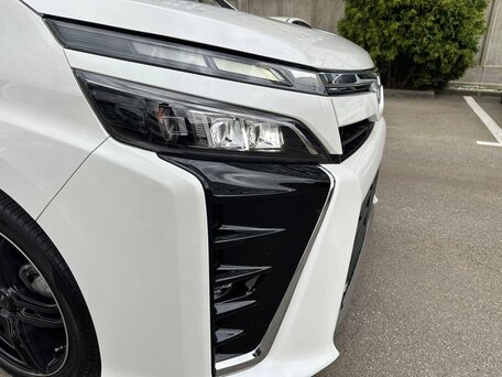 2021 Toyota Voxy III (R80) Рестайлинг, белый, 2530000 рублей, вид 3