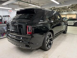 2026 Rolls-Royce Cullinan Black Badge I Рестайлинг (Series II), чёрный, 69400000 рублей, вид 3