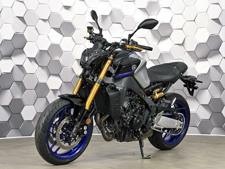 2023 Yamaha MT-09 (FZ-09), серебристый, 1199000 рублей, вид 2