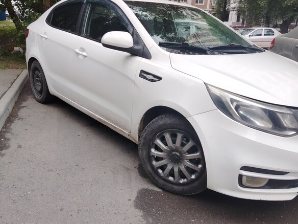 2016 Kia Rio III Рестайлинг, белый, 580000 рублей