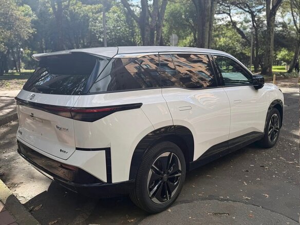 2026 Toyota bZ3X 67.9 kWh, белый, 2800000 рублей - вид 3