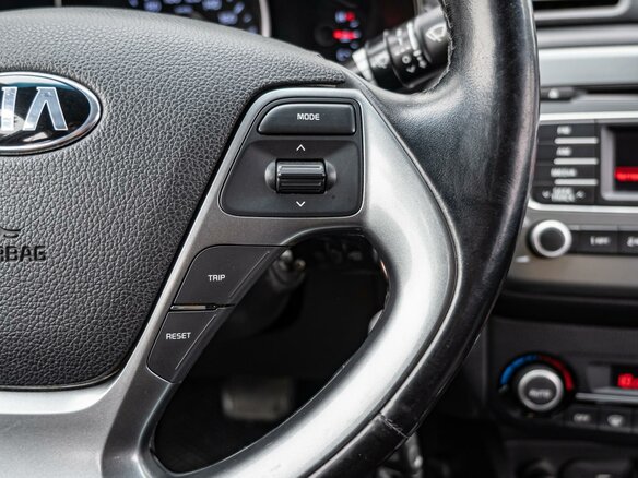 2016 Kia Rio III Рестайлинг, белый, 1220000 рублей - вид 15